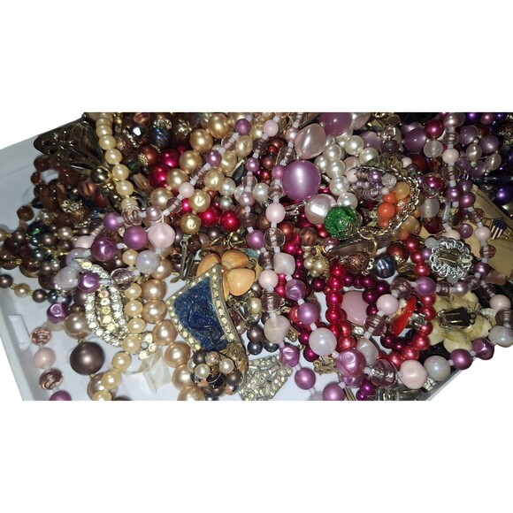 VTG 7lbs Costume Jewelry Lot – Faux Pearls Necklaces, Bracelets & Earrings - Picture 4 of 16